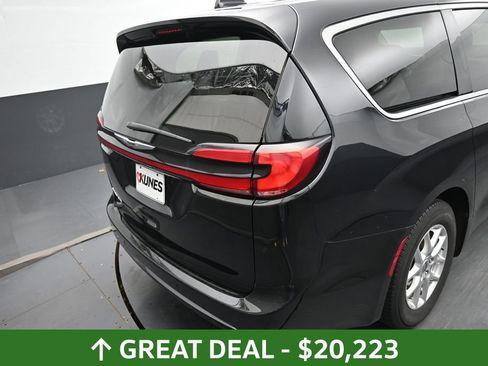 Used 2023 Chrysler Pacifica Touring-L FWD image 15