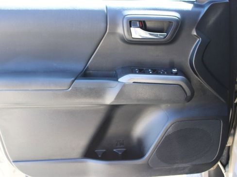 Used 2018 Toyota Tacoma TRD Off-Road RWD image 29