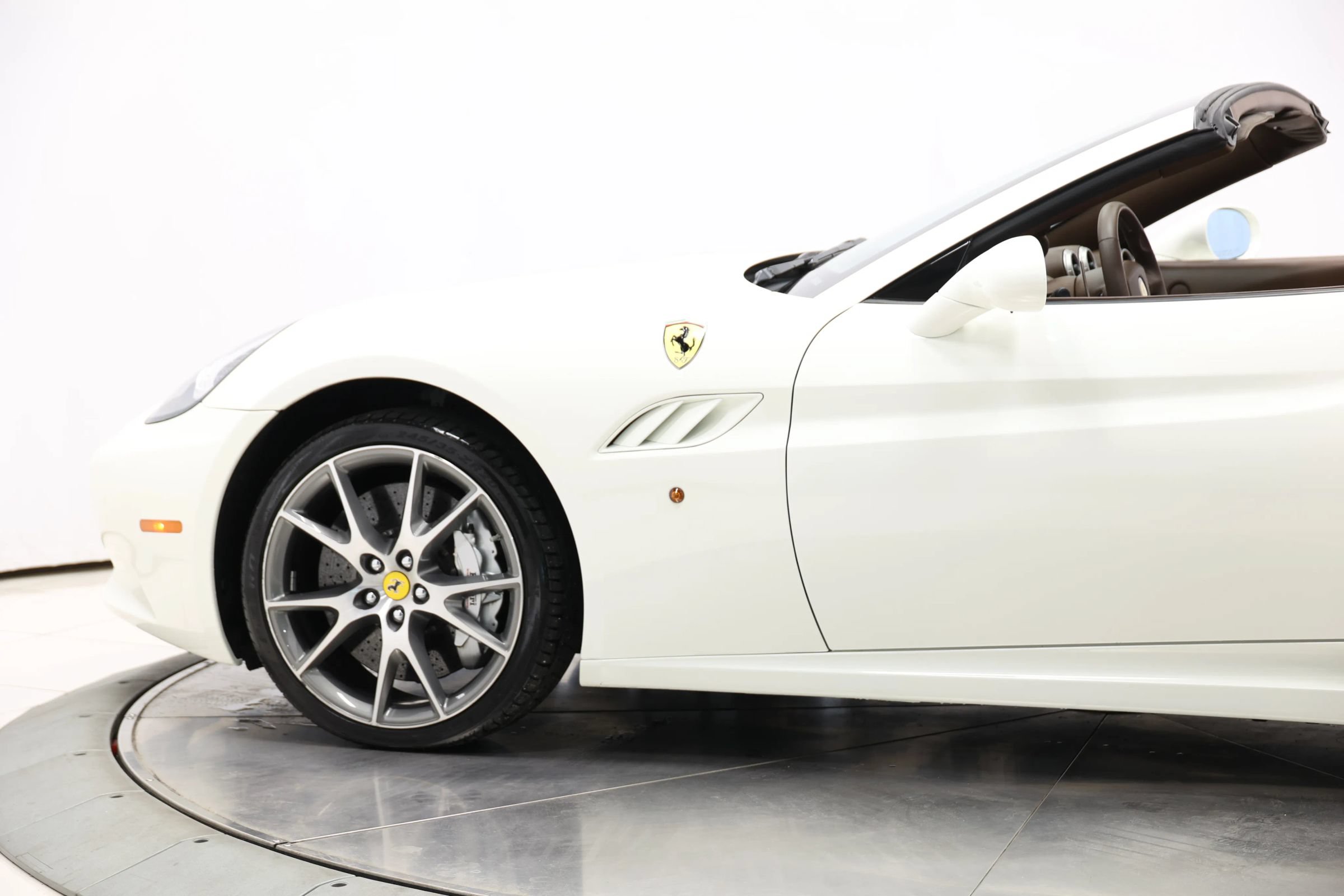 Used 2010 Ferrari California RWD image 9