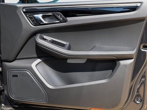 Certified 2025 Porsche Macan image 27