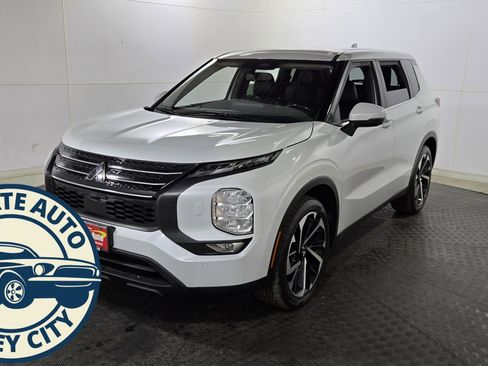 Used 2022 Mitsubishi Outlander SE image 3