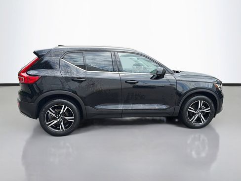 Used 2023 Volvo XC40 B5 Plus AWD/4WD image 4