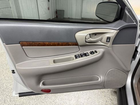 Used 2003 Chevrolet Impala Sedan w/ Preferred Equipment Group FWD image 25