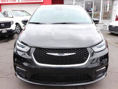 Used 2023 Chrysler Pacifica Touring-L image 8