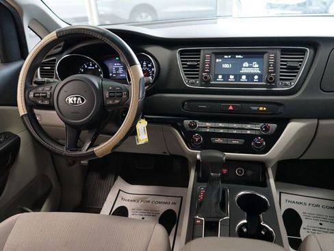 Used 2021 Kia Sedona LX image 9