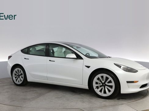 Used 2023 Tesla Model 3 Standard Range image 5