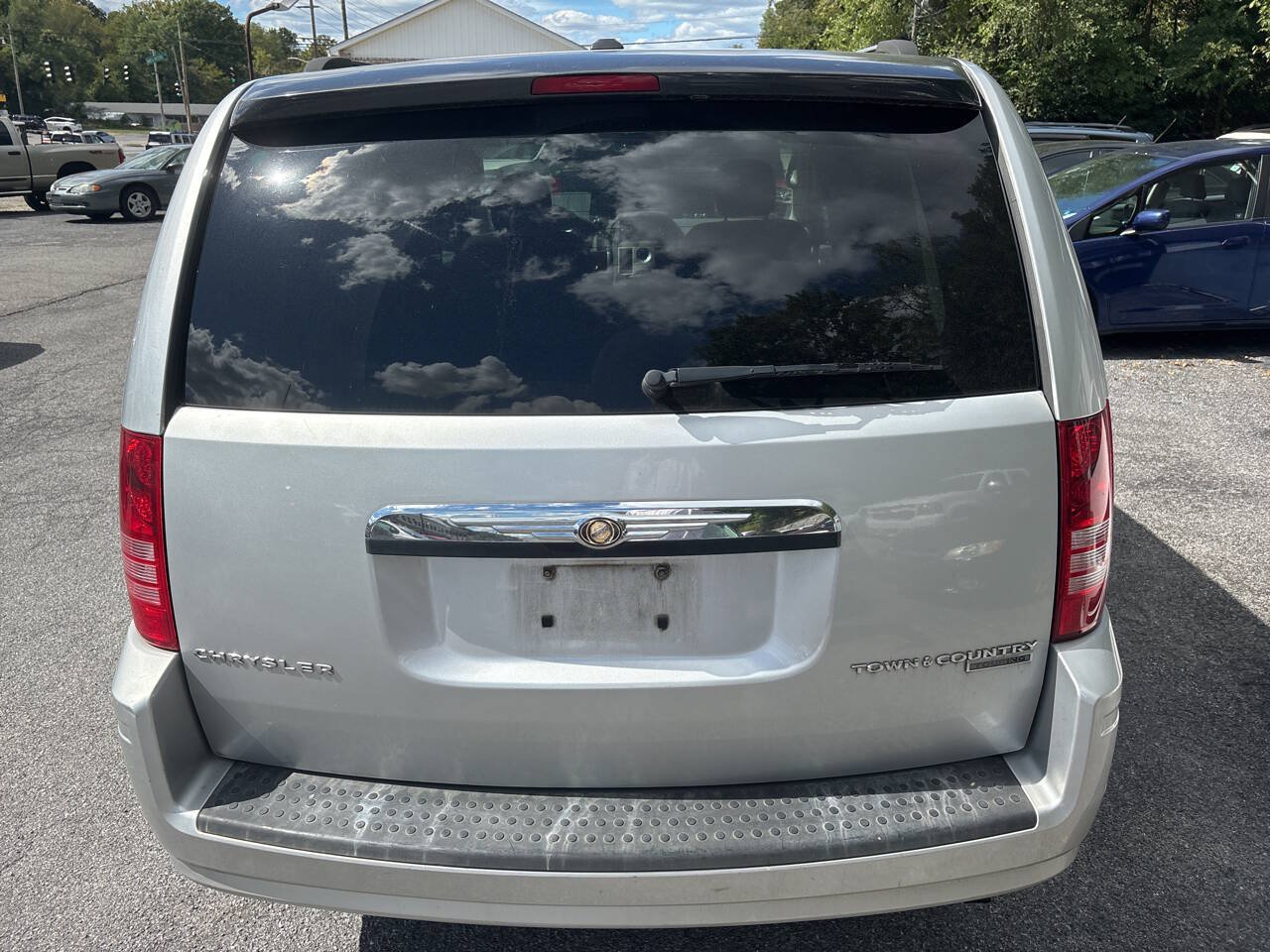 Used 2010 Chrysler Town & Country Touring FWD image 10
