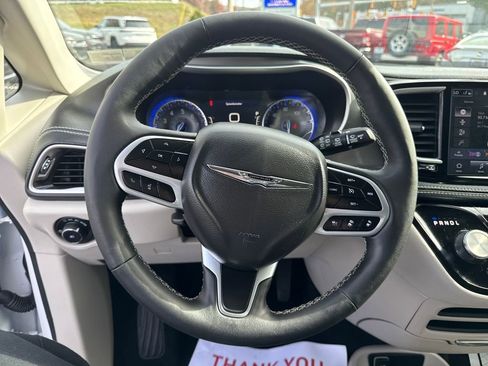 Used 2024 Chrysler Pacifica Touring-L image 18
