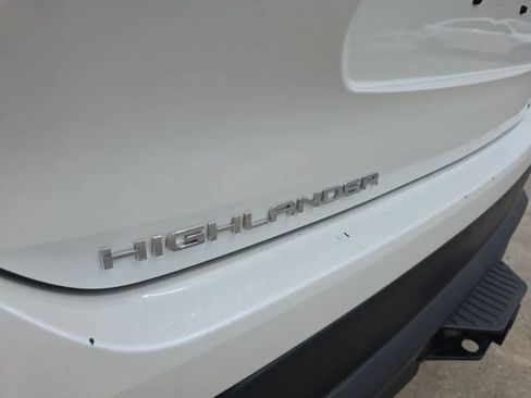 Used 2020 Toyota Highlander XLE AWD/4WD image 11