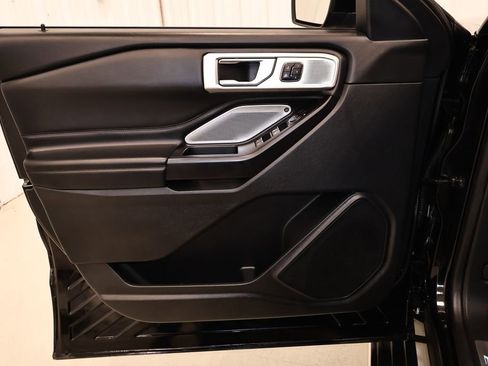 Certified 2020 Ford Explorer Platinum w/ Premium Technology Package image 12