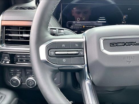 Used 2025 GMC Yukon XL Denali AWD/4WD image 19