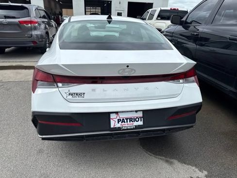 Used 2025 Hyundai Elantra SE FWD image 4