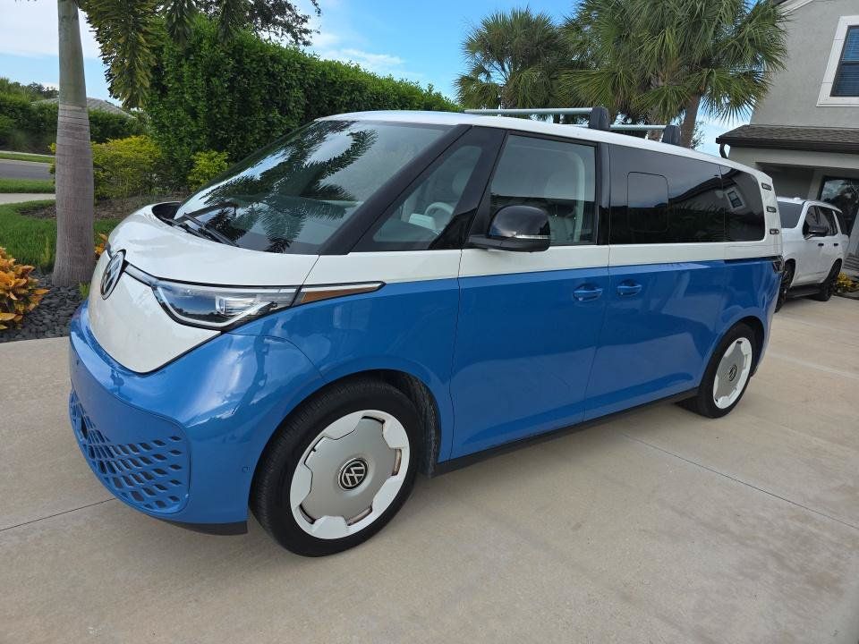 Used 2025 Volkswagen ID. Buzz 1st Edition RWD image 2