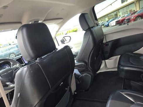 Used 2023 Chrysler Pacifica Touring-L FWD image 34