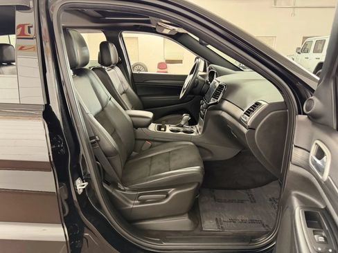 Used 2019 Jeep Grand Cherokee Altitude AWD/4WD image 37