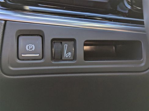 Used 2025 Cadillac XT6 Luxury image 27