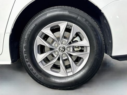 Certified 2025 Toyota Sienna LE FWD image 31