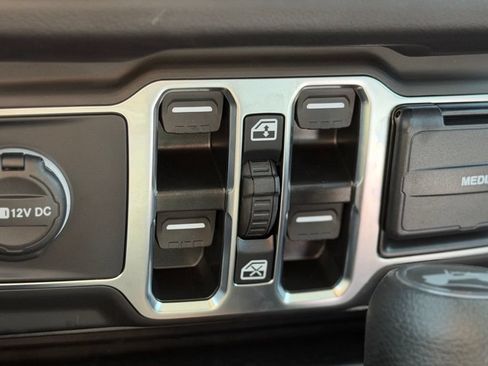 Used 2025 Jeep Wrangler Unlimited Sahara w/ Technology Group AWD/4WD image 14