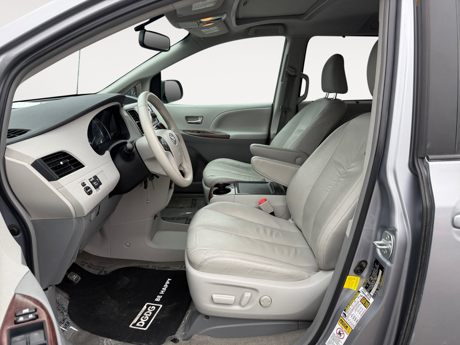 Used 2012 Toyota Sienna XLE FWD image 10