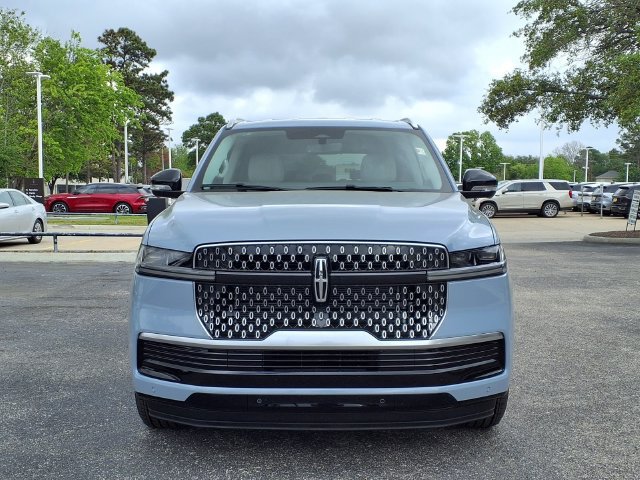 New 2026 Lincoln Navigator Premiere AWD/4WD image 3