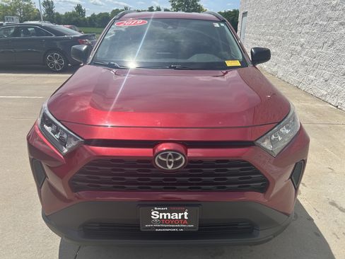 Used 2019 Toyota RAV4 LE AWD/4WD image 2