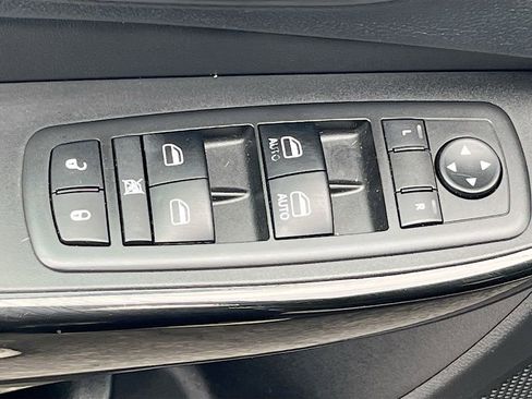 Used 2019 Jeep Cherokee Latitude Plus AWD/4WD image 18