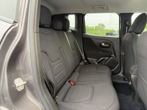 Used 2021 Jeep Renegade Latitude FWD image 17