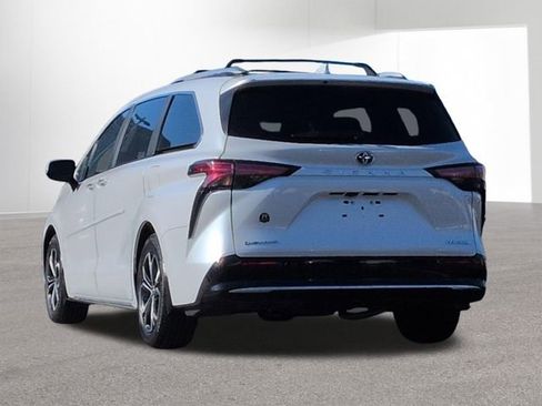 Used 2025 Toyota Sienna Platinum image 9