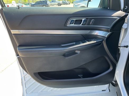 Used 2018 Ford Explorer XLT w/ Equipment Group 202A FWD image 5