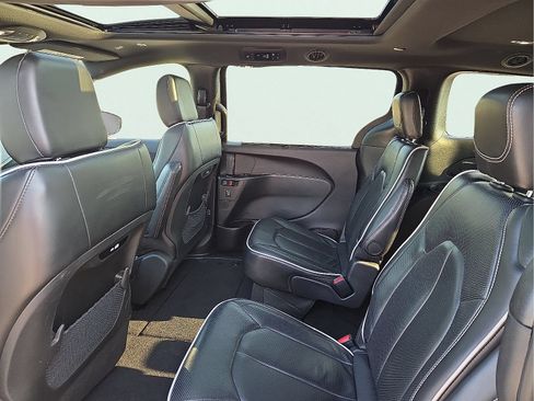 Used 2025 Chrysler Pacifica Limited FWD image 10