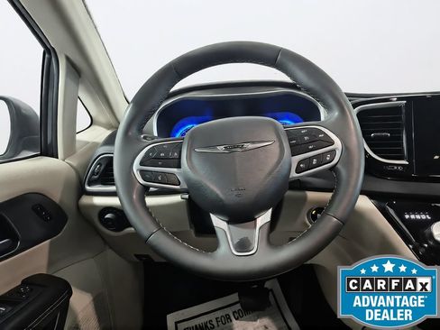 Used 2023 Chrysler Pacifica Touring-L FWD image 34
