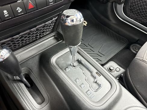 Used 2018 Jeep Wrangler Unlimited Sahara AWD/4WD image 14