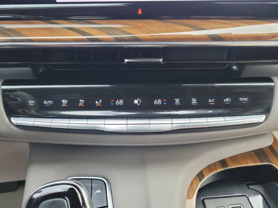 Certified 2024 Cadillac Escalade ESV Premium Luxury Platinum AWD/4WD image 18