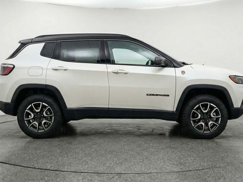 Used 2025 Jeep Compass Trailhawk AWD/4WD image 11
