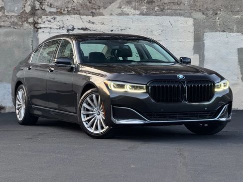 Used 2022 BMW 740i image 1