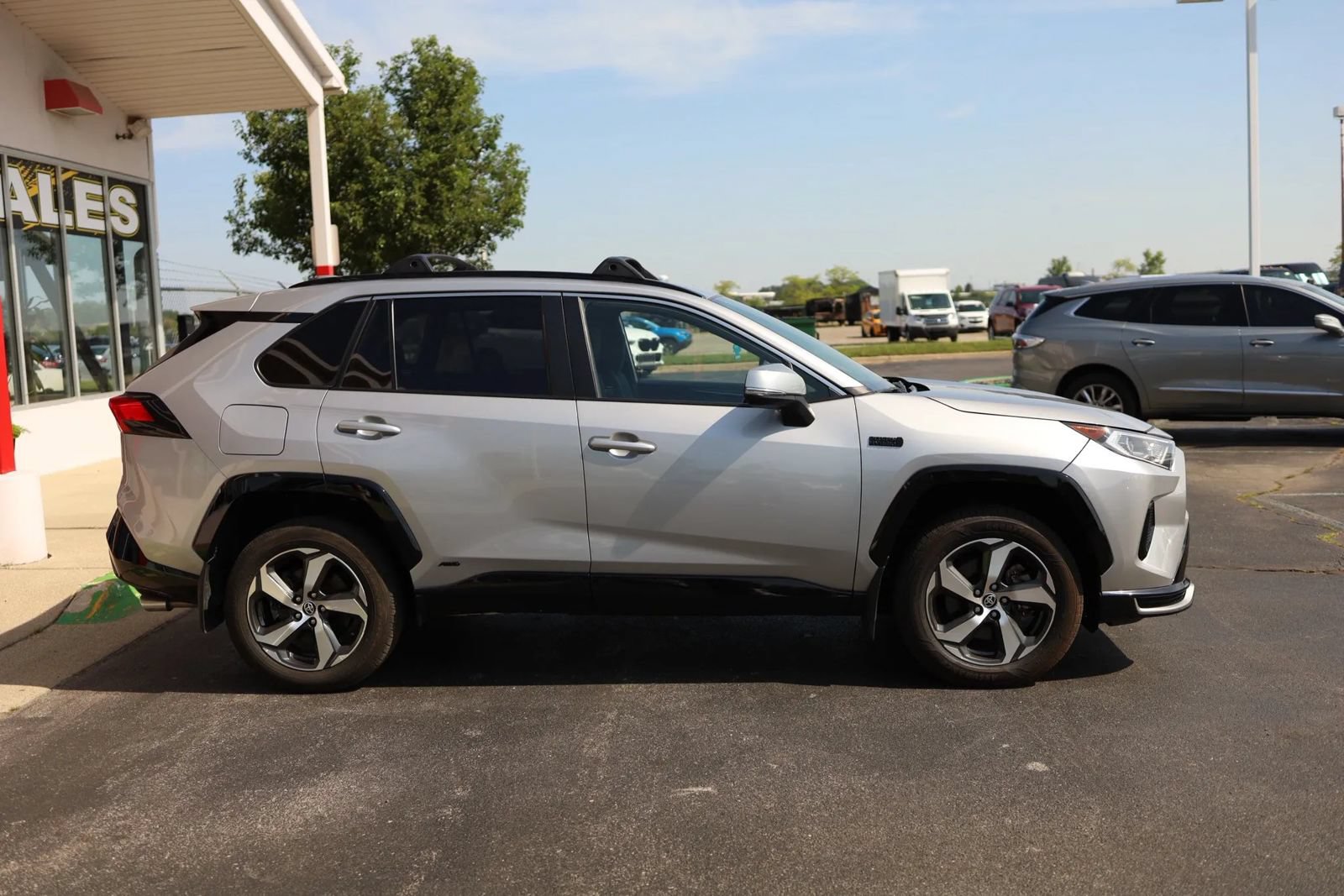 Used 2021 Toyota RAV4 SE w/ Weather & Moonroof Package AWD/4WD image 4