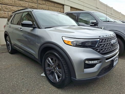 Used 2023 Ford Explorer XLT w/ Equipment Group 202A AWD/4WD image 2