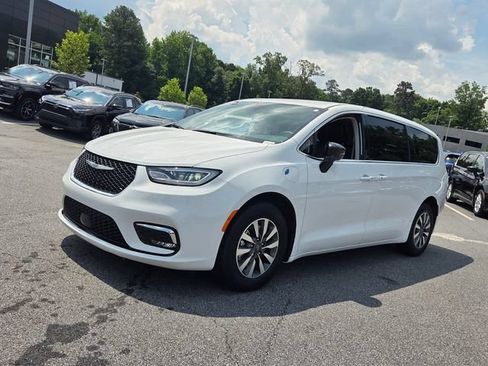 Used 2024 Chrysler Pacifica Limited FWD image 3