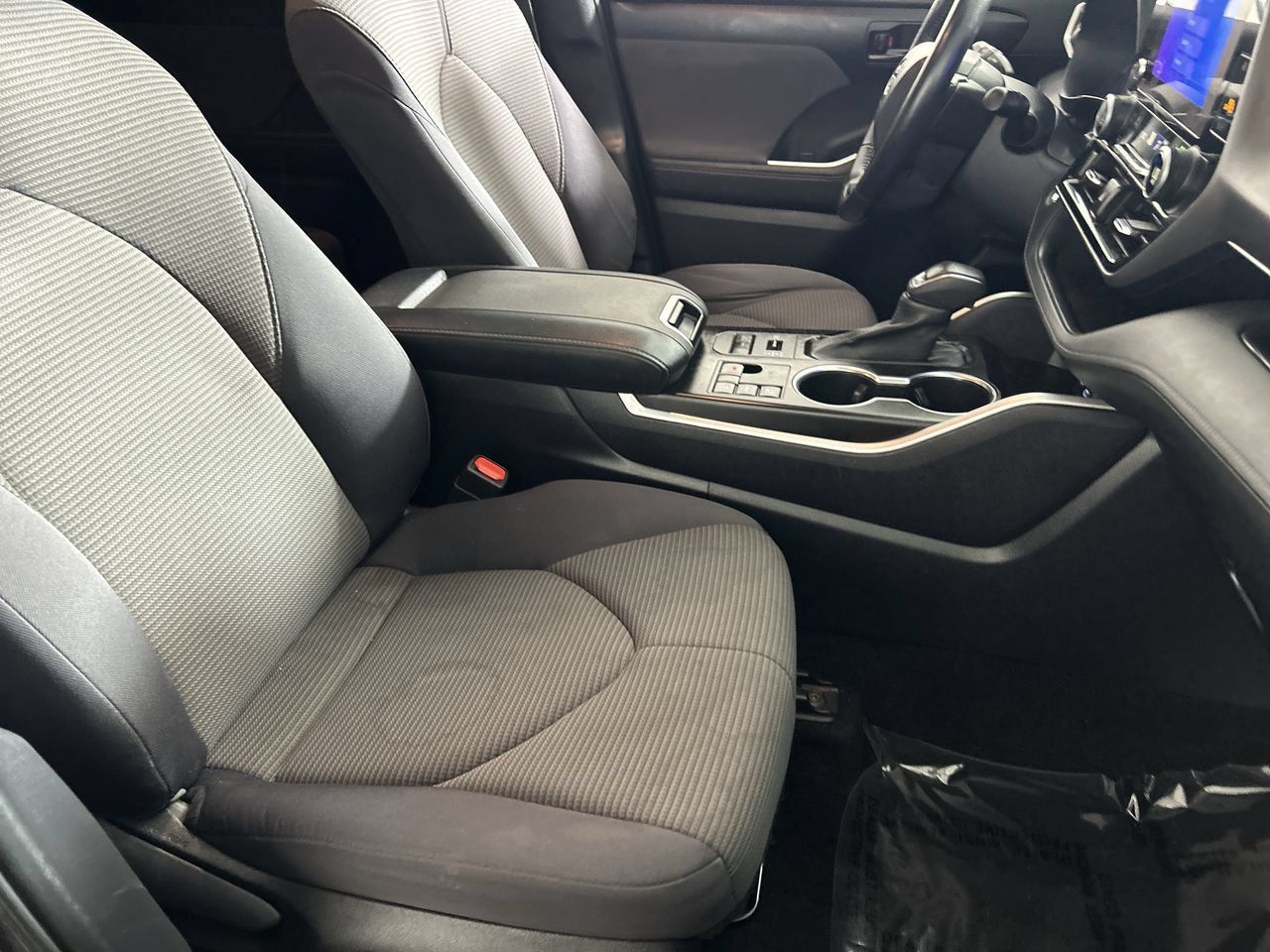 Used 2023 Toyota Highlander LE AWD/4WD image 26