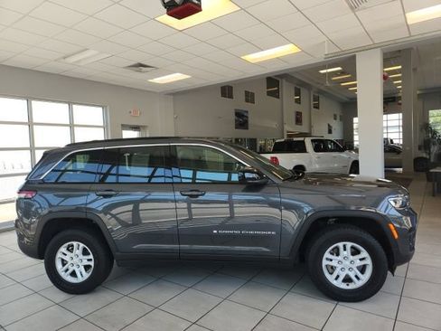 Certified 2025 Jeep Grand Cherokee Laredo w/ Luxury Tech Group I RWD image 12