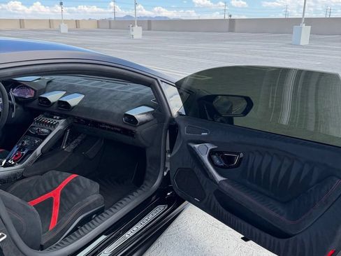Used 2018 Lamborghini Huracan Performante AWD/4WD image 15