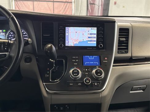 Used 2018 Toyota Sienna XLE Premium FWD image 30