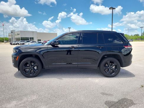 Used 2025 Jeep Grand Cherokee Limited w/ Black Appearance Package AWD/4WD image 2