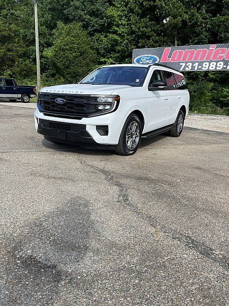 Used 2025 Ford Expedition Active AWD/4WD image 3