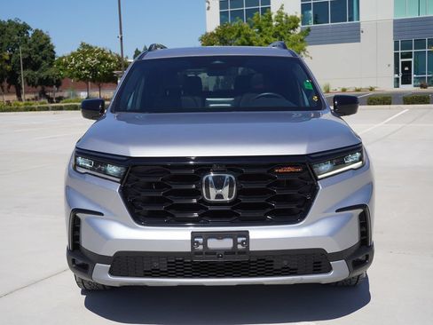 Used 2025 Honda Pilot TrailSport image 5