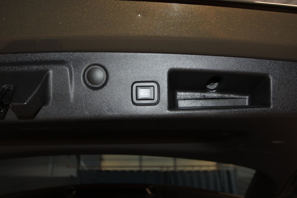 Used 2024 Chevrolet Equinox LT w/ LPO, Floor Liner Package FWD image 35