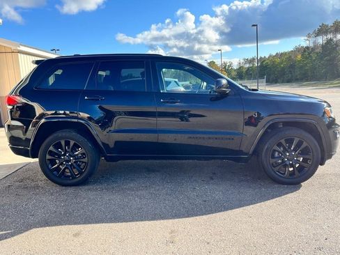 Used 2018 Jeep Grand Cherokee Altitude AWD/4WD image 4
