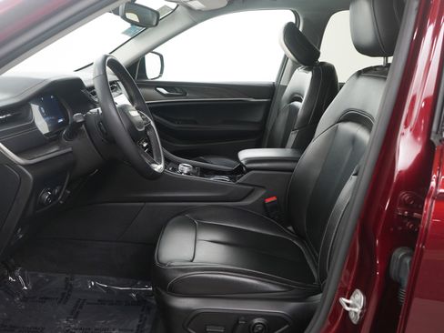 Used 2023 Jeep Grand Cherokee Limited image 16