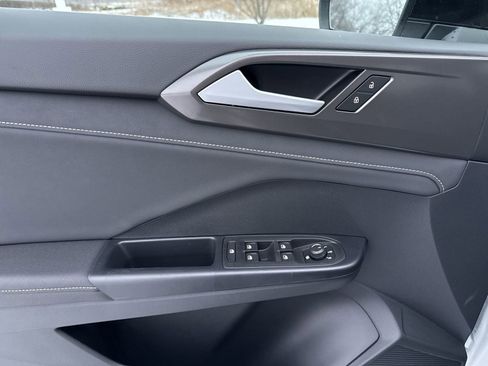 New 2026 Volkswagen Taos SE image 14