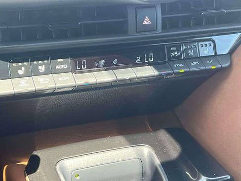 Certified 2025 Toyota Crown Signia AWD/4WD image 35